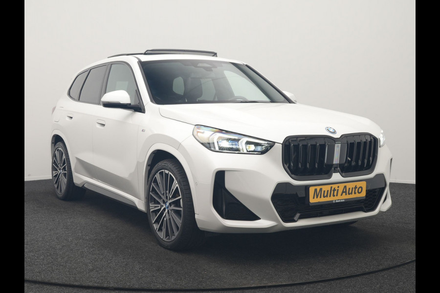 BMW iX1 xDrive30 M Sport 313pk Dealer O.H. | Trekhaak Af Fabriek | Panodak | 360 Camera | Head Up | Lederen Sportstoelen Memory & Verwarmd | Stuur Verwarmd | Keyless | BLIS | Sfeerverlichting | Apple Carplay | Navigatie | DAB | 20"L.M