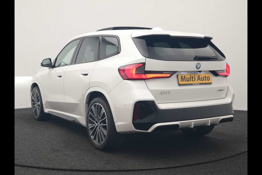 BMW iX1 xDrive30 M Sport 313pk Dealer O.H. | Trekhaak Af Fabriek | Panodak | 360 Camera | Head Up | Lederen Sportstoelen Memory & Verwarmd | Stuur Verwarmd | Keyless | BLIS | Sfeerverlichting | Apple Carplay | Navigatie | DAB | 20"L.M