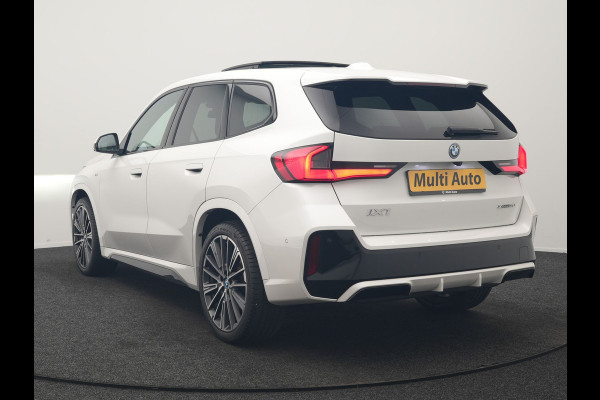 BMW iX1 xDrive30 M Sport 313pk Dealer O.H. | Trekhaak Af Fabriek | Panodak | 360 Camera | Head Up | Lederen Sportstoelen Memory & Verwarmd | Stuur Verwarmd | Keyless | BLIS | Sfeerverlichting | Apple Carplay | Navigatie | DAB | 20"L.M