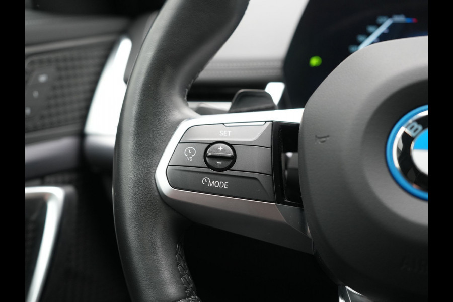 BMW iX1 xDrive30 M Sport 313pk Dealer O.H. | Trekhaak Af Fabriek | Panodak | 360 Camera | Head Up | Lederen Sportstoelen Memory & Verwarmd | Stuur Verwarmd | Keyless | BLIS | Sfeerverlichting | Apple Carplay | Navigatie | DAB | 20"L.M