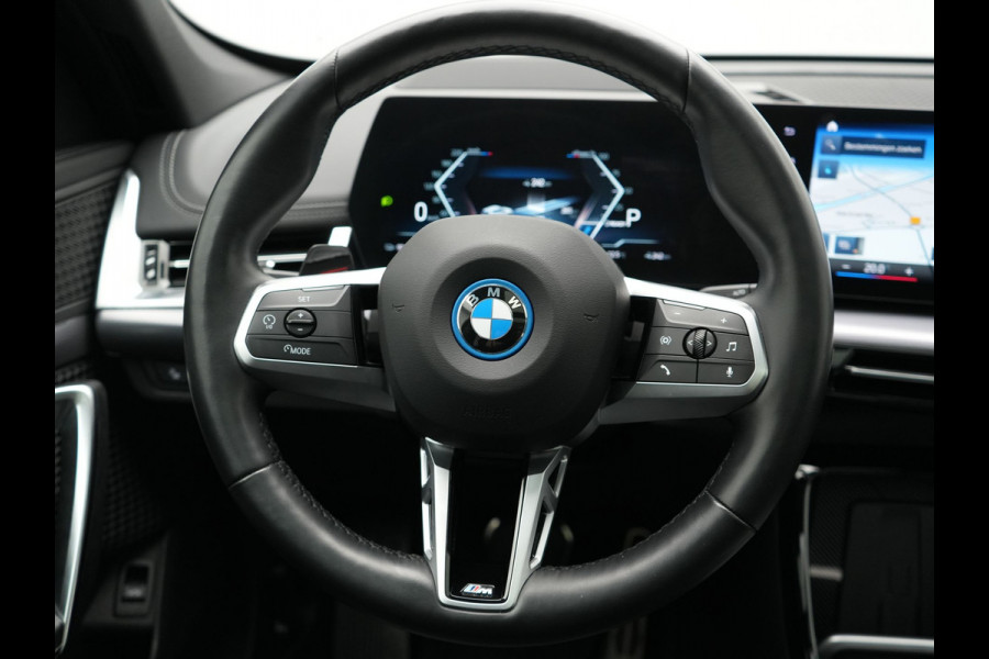 BMW iX1 xDrive30 M Sport 313pk Dealer O.H. | Trekhaak Af Fabriek | Panodak | 360 Camera | Head Up | Lederen Sportstoelen Memory & Verwarmd | Stuur Verwarmd | Keyless | BLIS | Sfeerverlichting | Apple Carplay | Navigatie | DAB | 20"L.M