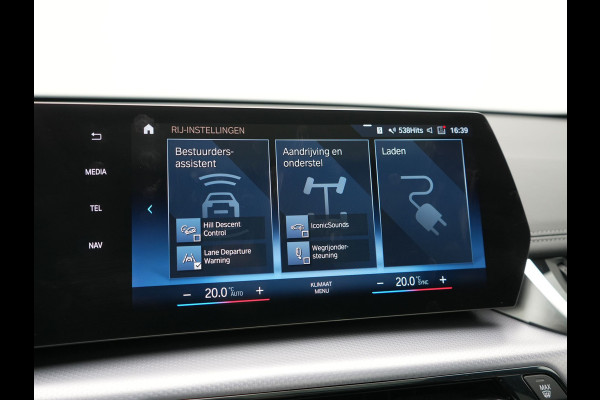 BMW iX1 xDrive30 M Sport 313pk Dealer O.H. | Trekhaak Af Fabriek | Panodak | 360 Camera | Head Up | Lederen Sportstoelen Memory & Verwarmd | Stuur Verwarmd | Keyless | BLIS | Sfeerverlichting | Apple Carplay | Navigatie | DAB | 20"L.M