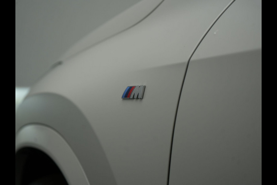 BMW iX1 xDrive30 M Sport 313pk Dealer O.H. | Trekhaak Af Fabriek | Panodak | 360 Camera | Head Up | Lederen Sportstoelen Memory & Verwarmd | Stuur Verwarmd | Keyless | BLIS | Sfeerverlichting | Apple Carplay | Navigatie | DAB | 20"L.M