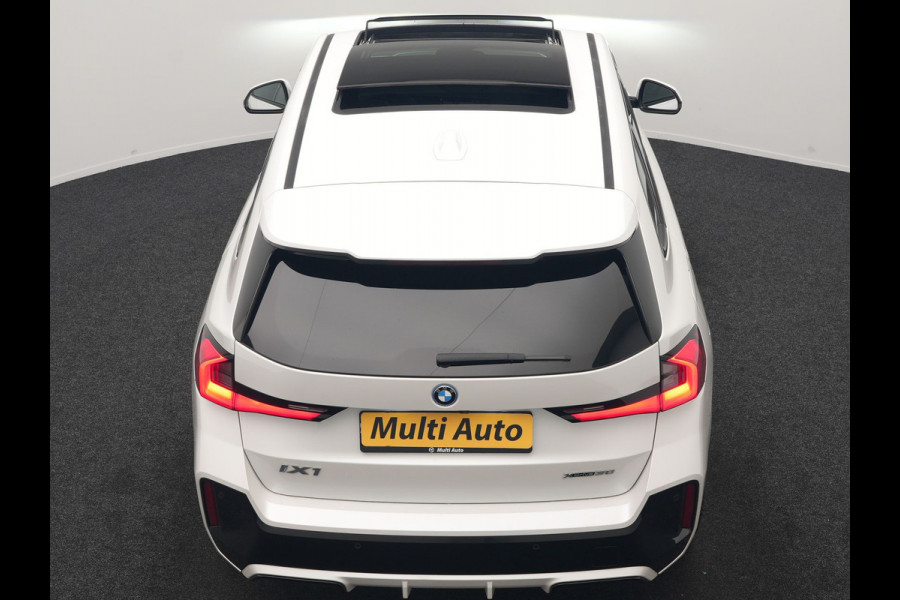 BMW iX1 xDrive30 M Sport 313pk Dealer O.H. | Trekhaak Af Fabriek | Panodak | 360 Camera | Head Up | Lederen Sportstoelen Memory & Verwarmd | Stuur Verwarmd | Keyless | BLIS | Sfeerverlichting | Apple Carplay | Navigatie | DAB | 20"L.M