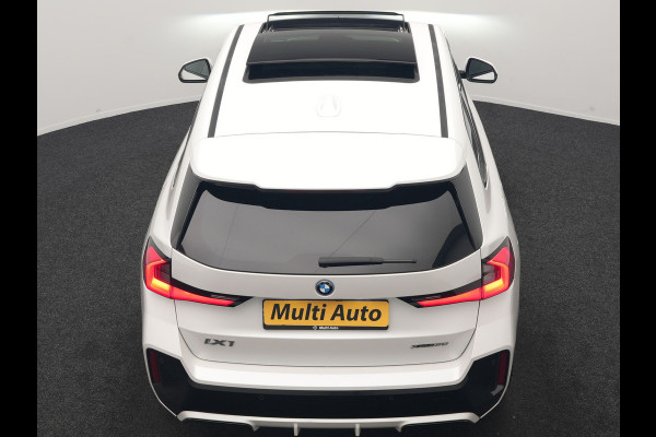 BMW iX1 xDrive30 M Sport 313pk Dealer O.H. | Trekhaak Af Fabriek | Panodak | 360 Camera | Head Up | Lederen Sportstoelen Memory & Verwarmd | Stuur Verwarmd | Keyless | BLIS | Sfeerverlichting | Apple Carplay | Navigatie | DAB | 20"L.M