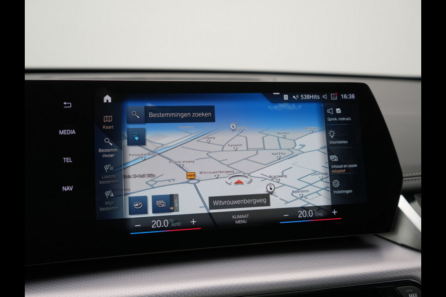 BMW iX1 xDrive30 M Sport 313pk Dealer O.H. | Trekhaak Af Fabriek | Panodak | 360 Camera | Head Up | Lederen Sportstoelen Memory & Verwarmd | Stuur Verwarmd | Keyless | BLIS | Sfeerverlichting | Apple Carplay | Navigatie | DAB | 20"L.M