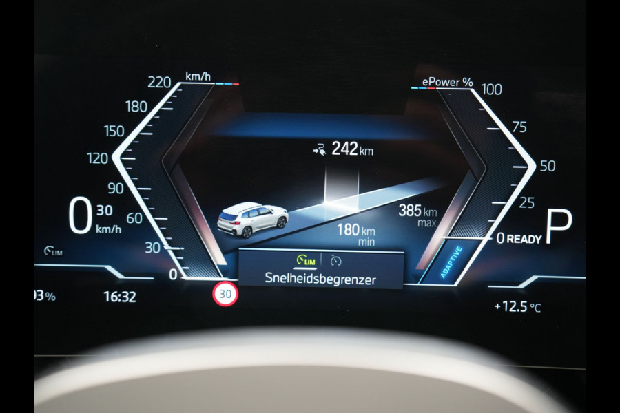 BMW iX1 xDrive30 M Sport 313pk Dealer O.H. | Trekhaak Af Fabriek | Panodak | 360 Camera | Head Up | Lederen Sportstoelen Memory & Verwarmd | Stuur Verwarmd | Keyless | BLIS | Sfeerverlichting | Apple Carplay | Navigatie | DAB | 20"L.M