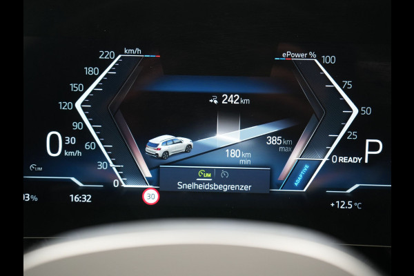 BMW iX1 xDrive30 M Sport 313pk Dealer O.H. | Trekhaak Af Fabriek | Panodak | 360 Camera | Head Up | Lederen Sportstoelen Memory & Verwarmd | Stuur Verwarmd | Keyless | BLIS | Sfeerverlichting | Apple Carplay | Navigatie | DAB | 20"L.M