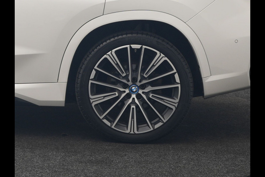 BMW iX1 xDrive30 M Sport 313pk Dealer O.H. | Trekhaak Af Fabriek | Panodak | 360 Camera | Head Up | Lederen Sportstoelen Memory & Verwarmd | Stuur Verwarmd | Keyless | BLIS | Sfeerverlichting | Apple Carplay | Navigatie | DAB | 20"L.M