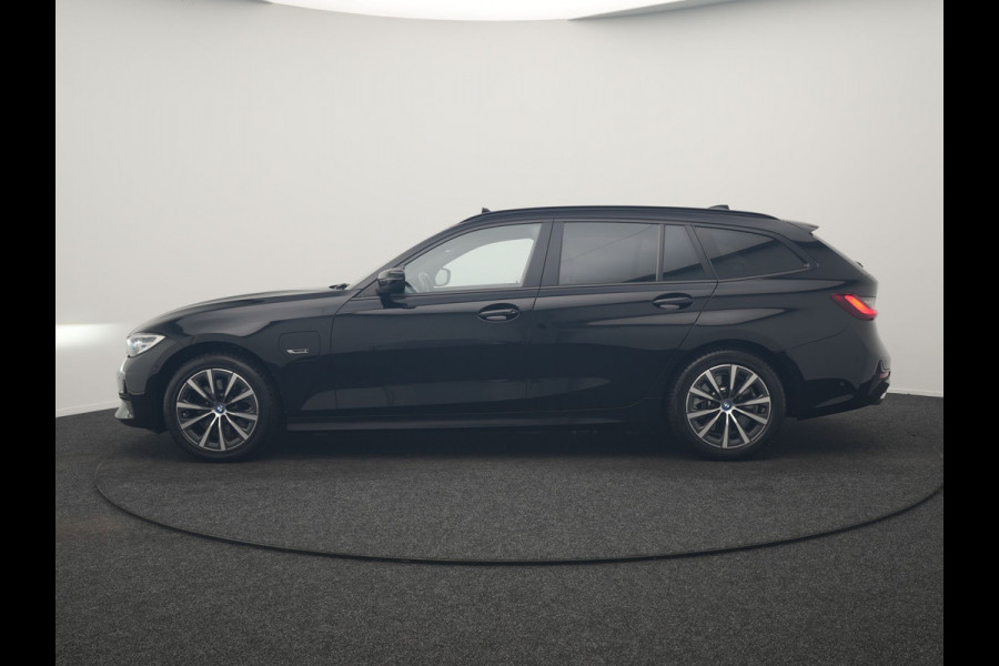 BMW 3 Serie Touring 320e Sportline PHEV Dealer O.H | Panodak | Adaptive Cruise | Camera | Blis | Apple Carplay | Sportstoelen Verwarmd | Navigatie | DAB | 17"L.M | Plug In Hybrid