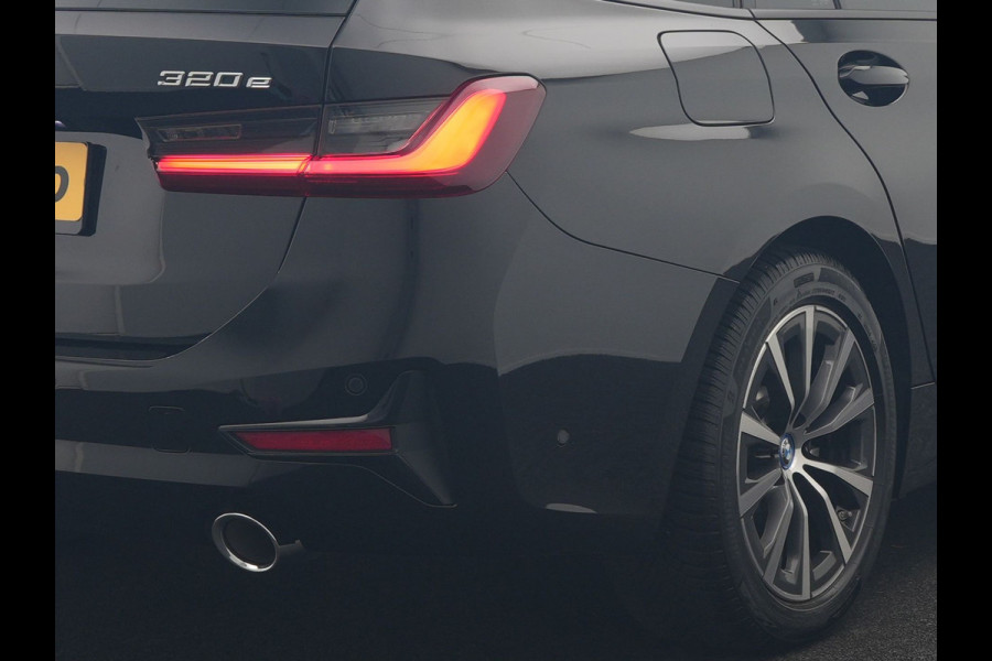 BMW 3 Serie Touring 320e Sportline PHEV Dealer O.H | Panodak | Adaptive Cruise | Camera | Blis | Apple Carplay | Sportstoelen Verwarmd | Navigatie | DAB | 17"L.M | Plug In Hybrid