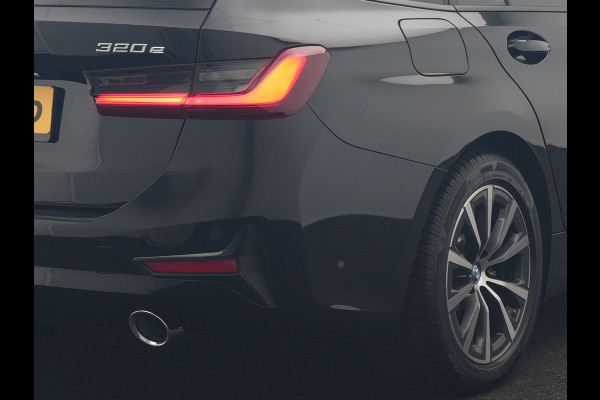 BMW 3 Serie Touring 320e Sportline PHEV Dealer O.H | Panodak | Adaptive Cruise | Camera | Blis | Apple Carplay | Sportstoelen Verwarmd | Navigatie | DAB | 17"L.M | Plug In Hybrid