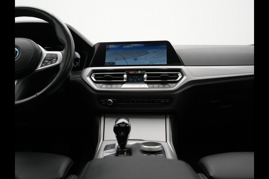 BMW 3 Serie Touring 320e Sportline PHEV Dealer O.H | Panodak | Adaptive Cruise | Camera | Blis | Apple Carplay | Sportstoelen Verwarmd | Navigatie | DAB | 17"L.M | Plug In Hybrid