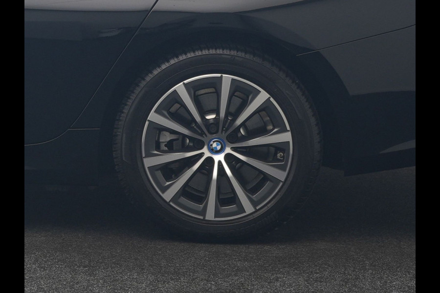 BMW 3 Serie Touring 320e Sportline PHEV Dealer O.H | Panodak | Adaptive Cruise | Camera | Blis | Apple Carplay | Sportstoelen Verwarmd | Navigatie | DAB | 17"L.M | Plug In Hybrid