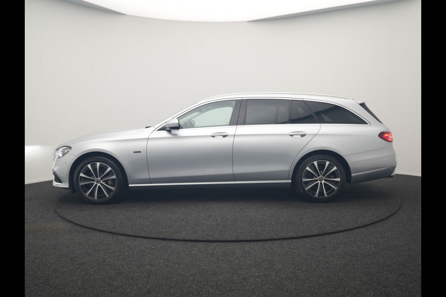 Mercedes-Benz E-Klasse Estate 300 e Luxury Line PHEV 320pk Dealer O.H. | SOH 88,7% | Schuif-/kantel Dak | Adaptive Cruise | Camera | Multi Beam LED | Sportstoelen Verwarmd | Sfeerverlichting | BLIS | Apple Carplay | Widescreen Navi | DAB | Plug In Hybrid |