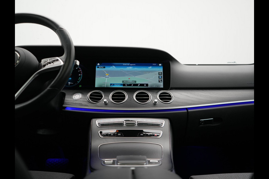 Mercedes-Benz E-Klasse Estate 300 e Luxury Line PHEV 320pk Dealer O.H. | SOH 88,7% | Schuif-/kantel Dak | Adaptive Cruise | Camera | Multi Beam LED | Sportstoelen Verwarmd | Sfeerverlichting | BLIS | Apple Carplay | Widescreen Navi | DAB | Plug In Hybrid |