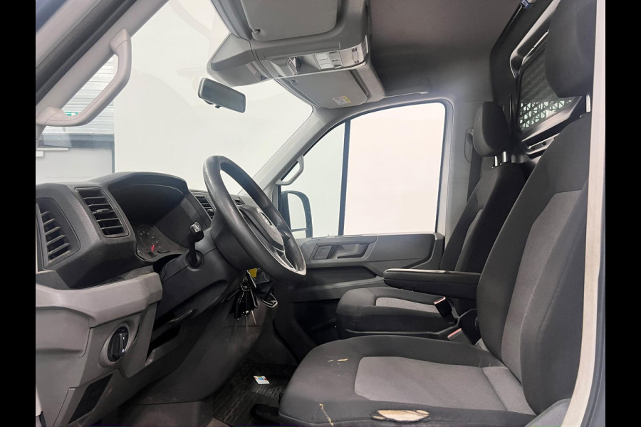 Volkswagen Crafter 35 2.0 TDI L3H3 Trendline RDW 140pk Camera PDC Achter Cruise Control Airco CarPlay Trekhaak 3000kg Bluetooth Composition Media Verwarmbare Voorruit Elek. Spiegels Elek. Ramen Centrale Vergrendeling Comfortstoel