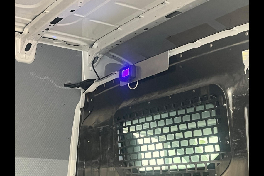 Volkswagen Crafter 35 2.0 TDI L3H3 Trendline RDW 140pk Camera PDC Achter Cruise Control Airco CarPlay Trekhaak 3000kg Bluetooth Composition Media Verwarmbare Voorruit Elek. Spiegels Elek. Ramen Centrale Vergrendeling Comfortstoel