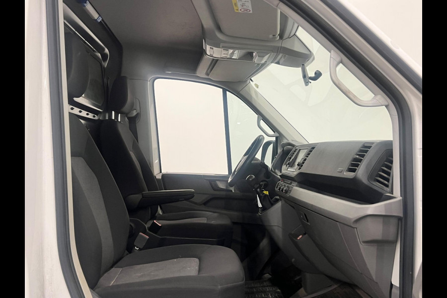 Volkswagen Crafter 35 2.0 TDI L3H3 Trendline RDW 140pk Camera PDC Achter Cruise Control Airco CarPlay Trekhaak 3000kg Bluetooth Composition Media Verwarmbare Voorruit Elek. Spiegels Elek. Ramen Centrale Vergrendeling Comfortstoel