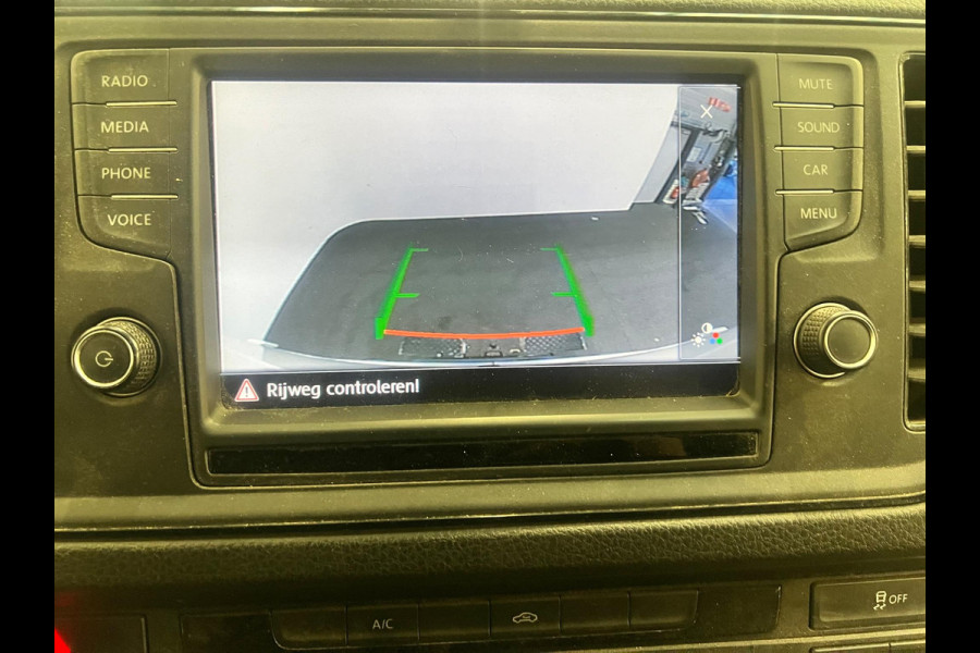 Volkswagen Crafter 35 2.0 TDI L3H3 Trendline RDW 140pk Camera PDC Achter Cruise Control Airco CarPlay Trekhaak 3000kg Bluetooth Composition Media Verwarmbare Voorruit Elek. Spiegels Elek. Ramen Centrale Vergrendeling Comfortstoel