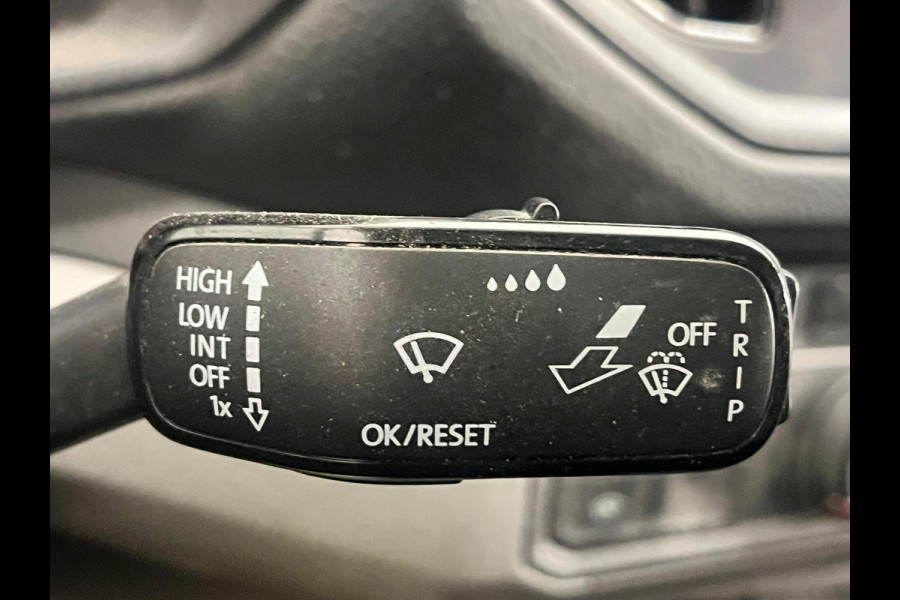 Volkswagen Crafter 35 2.0 TDI L3H3 Trendline RDW 140pk Camera PDC Achter Cruise Control Airco CarPlay Trekhaak 3000kg Bluetooth Composition Media Verwarmbare Voorruit Elek. Spiegels Elek. Ramen Centrale Vergrendeling Comfortstoel