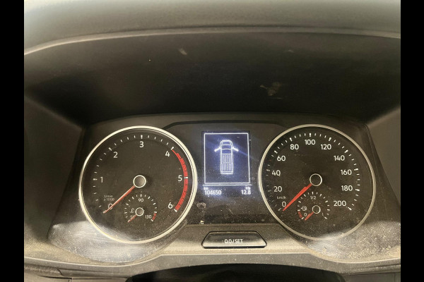 Volkswagen Crafter 35 2.0 TDI L3H3 Trendline RDW 140pk Camera PDC Achter Cruise Control Airco CarPlay Trekhaak 3000kg Bluetooth Composition Media Verwarmbare Voorruit Elek. Spiegels Elek. Ramen Centrale Vergrendeling Comfortstoel