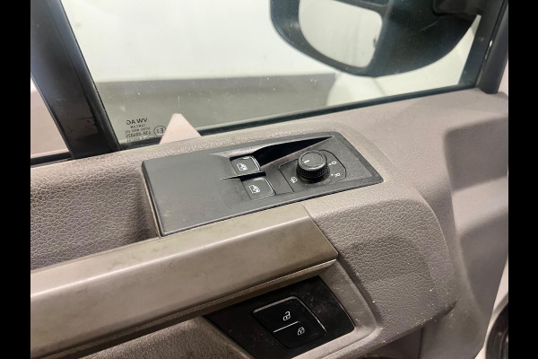 Volkswagen Crafter 35 2.0 TDI L3H3 Trendline RDW 140pk Camera PDC Achter Cruise Control Airco CarPlay Trekhaak 3000kg Bluetooth Composition Media Verwarmbare Voorruit Elek. Spiegels Elek. Ramen Centrale Vergrendeling Comfortstoel