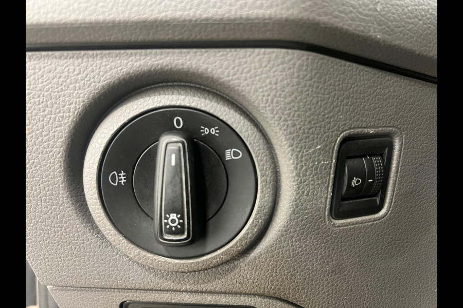 Volkswagen Crafter 35 2.0 TDI L3H3 Trendline RDW 140pk Camera PDC Achter Cruise Control Airco CarPlay Trekhaak 3000kg Bluetooth Composition Media Verwarmbare Voorruit Elek. Spiegels Elek. Ramen Centrale Vergrendeling Comfortstoel