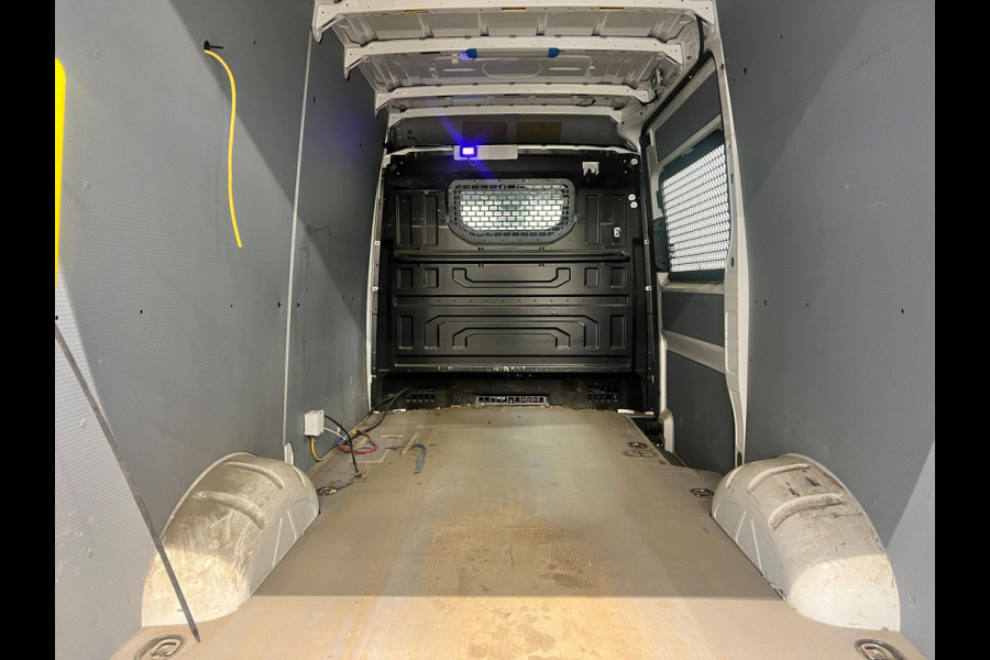 Volkswagen Crafter 35 2.0 TDI L3H3 Trendline RDW 140pk Camera PDC Achter Cruise Control Airco CarPlay Trekhaak 3000kg Bluetooth Composition Media Verwarmbare Voorruit Elek. Spiegels Elek. Ramen Centrale Vergrendeling Comfortstoel