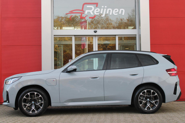 BMW X3 30e xDRIVE M-SPORT 299PK | M-SPORTPAKKET 337 MET O.A. M AERODYNAMICA PAKKET - SHADOWLINE RAAMOMLIJSTING - M-SPORT ONDERSTEL - M-INTERIEUR PAKKET - VEGANZA LEDEREN BEKLEDING - M-SPORT INTERIEURLIJSTEN - M-SPORTSTUUR - M ZWARTE HEMELBEKLEDING | PREMIUM PACK MET O.A. LENDESTEUN ELEKTRISCH VERSTELBAAR OP DE VOORSTOELEN - HARMAN KARDON PREMIUM ADIO - TRAVEL EN COMFORT SYSTEM - ADAPTIEVE FULL LED KOPLAMPEN | PROFESSIONAL PACK MET O.A. PARKING ASSISTANT PLUS - DRIVING ASSISTANT PLUS - INTERIEUR CAMERA - BMW LIVE COCKPIT PROFESSIONAL | ELEKTRISCHE VERSTELBARE SPORTSTOELEM MET