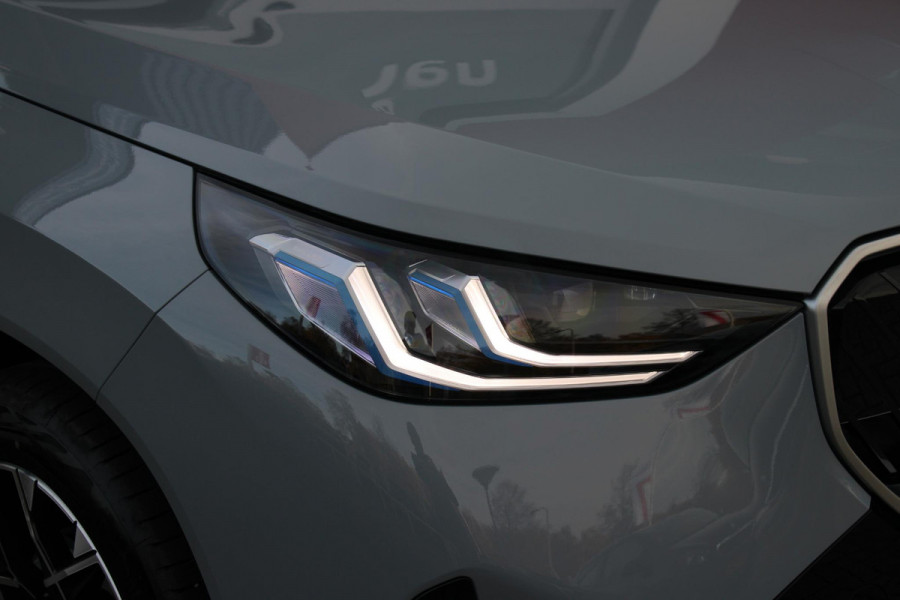 BMW X3 30e xDRIVE M-SPORT 299PK | M-SPORTPAKKET 337 MET O.A. M AERODYNAMICA PAKKET - SHADOWLINE RAAMOMLIJSTING - M-SPORT ONDERSTEL - M-INTERIEUR PAKKET - VEGANZA LEDEREN BEKLEDING - M-SPORT INTERIEURLIJSTEN - M-SPORTSTUUR - M ZWARTE HEMELBEKLEDING | PREMIUM PACK MET O.A. LENDESTEUN ELEKTRISCH VERSTELBAAR OP DE VOORSTOELEN - HARMAN KARDON PREMIUM ADIO - TRAVEL EN COMFORT SYSTEM - ADAPTIEVE FULL LED KOPLAMPEN | PROFESSIONAL PACK MET O.A. PARKING ASSISTANT PLUS - DRIVING ASSISTANT PLUS - INTERIEUR CAMERA - BMW LIVE COCKPIT PROFESSIONAL | ELEKTRISCHE VERSTELBARE SPORTSTOELEM MET
