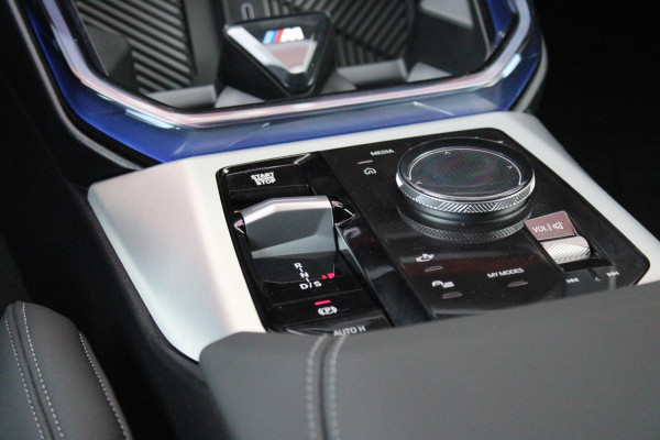 BMW X3 30e xDRIVE M-SPORT 299PK | M-SPORTPAKKET 337 MET O.A. M AERODYNAMICA PAKKET - SHADOWLINE RAAMOMLIJSTING - M-SPORT ONDERSTEL - M-INTERIEUR PAKKET - VEGANZA LEDEREN BEKLEDING - M-SPORT INTERIEURLIJSTEN - M-SPORTSTUUR - M ZWARTE HEMELBEKLEDING | PREMIUM PACK MET O.A. LENDESTEUN ELEKTRISCH VERSTELBAAR OP DE VOORSTOELEN - HARMAN KARDON PREMIUM ADIO - TRAVEL EN COMFORT SYSTEM - ADAPTIEVE FULL LED KOPLAMPEN | PROFESSIONAL PACK MET O.A. PARKING ASSISTANT PLUS - DRIVING ASSISTANT PLUS - INTERIEUR CAMERA - BMW LIVE COCKPIT PROFESSIONAL | ELEKTRISCHE VERSTELBARE SPORTSTOELEM MET