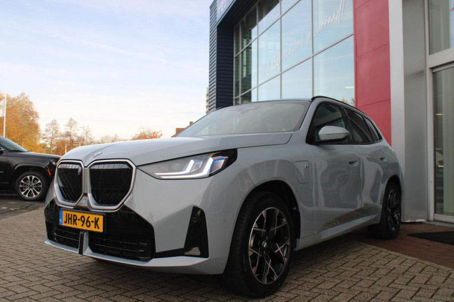 BMW X3 30e xDRIVE M-SPORT 299PK | M-SPORTPAKKET 337 MET O.A. M AERODYNAMICA PAKKET - SHADOWLINE RAAMOMLIJSTING - M-SPORT ONDERSTEL - M-INTERIEUR PAKKET - VEGANZA LEDEREN BEKLEDING - M-SPORT INTERIEURLIJSTEN - M-SPORTSTUUR - M ZWARTE HEMELBEKLEDING | PREMIUM PACK MET O.A. LENDESTEUN ELEKTRISCH VERSTELBAAR OP DE VOORSTOELEN - HARMAN KARDON PREMIUM ADIO - TRAVEL EN COMFORT SYSTEM - ADAPTIEVE FULL LED KOPLAMPEN | PROFESSIONAL PACK MET O.A. PARKING ASSISTANT PLUS - DRIVING ASSISTANT PLUS - INTERIEUR CAMERA - BMW LIVE COCKPIT PROFESSIONAL | ELEKTRISCHE VERSTELBARE SPORTSTOELEM MET