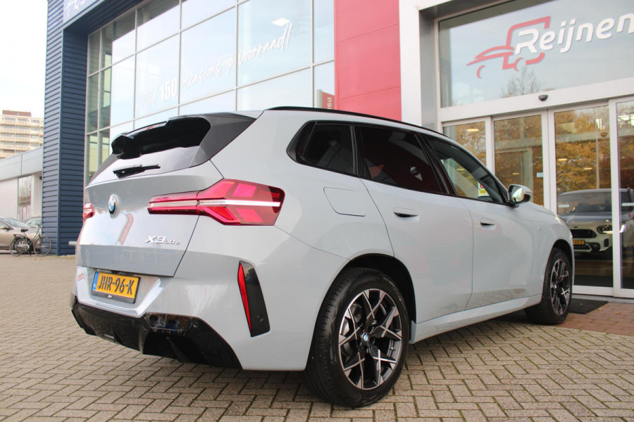 BMW X3 30e xDRIVE M-SPORT 299PK | M-SPORTPAKKET 337 MET O.A. M AERODYNAMICA PAKKET - SHADOWLINE RAAMOMLIJSTING - M-SPORT ONDERSTEL - M-INTERIEUR PAKKET - VEGANZA LEDEREN BEKLEDING - M-SPORT INTERIEURLIJSTEN - M-SPORTSTUUR - M ZWARTE HEMELBEKLEDING | PREMIUM PACK MET O.A. LENDESTEUN ELEKTRISCH VERSTELBAAR OP DE VOORSTOELEN - HARMAN KARDON PREMIUM ADIO - TRAVEL EN COMFORT SYSTEM - ADAPTIEVE FULL LED KOPLAMPEN | PROFESSIONAL PACK MET O.A. PARKING ASSISTANT PLUS - DRIVING ASSISTANT PLUS - INTERIEUR CAMERA - BMW LIVE COCKPIT PROFESSIONAL | ELEKTRISCHE VERSTELBARE SPORTSTOELEM MET