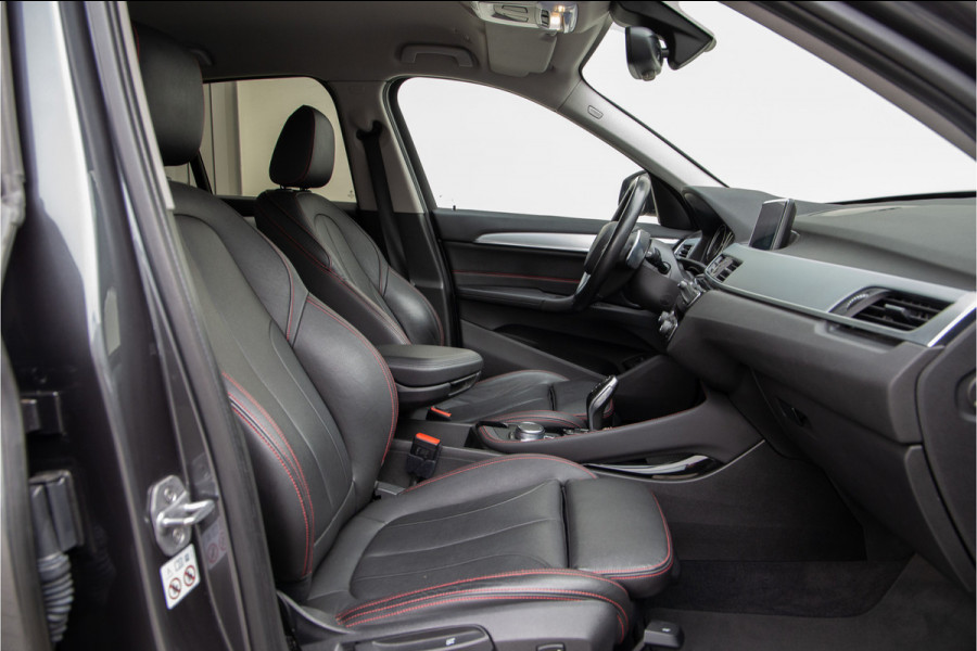 BMW X1 xDrive25i High Executive, Leder, Sportstoelen, Head-up, Navi 232pk