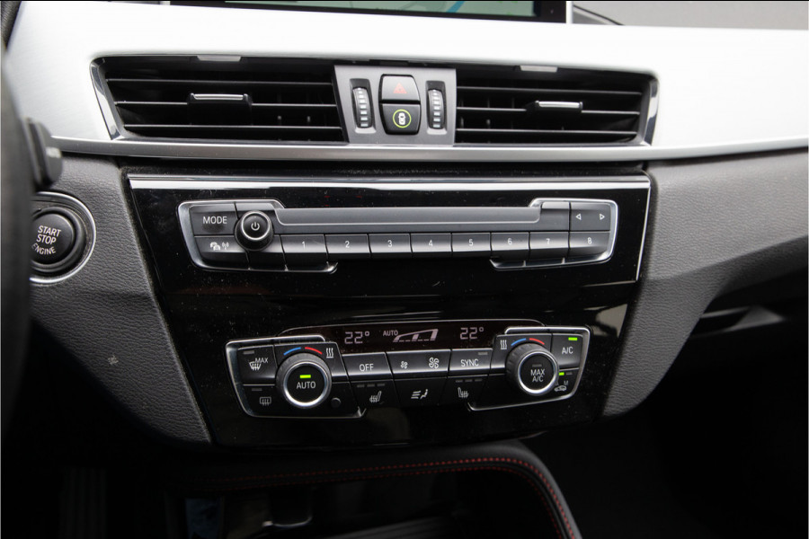 BMW X1 xDrive25i High Executive, Leder, Sportstoelen, Head-up, Navi 232pk
