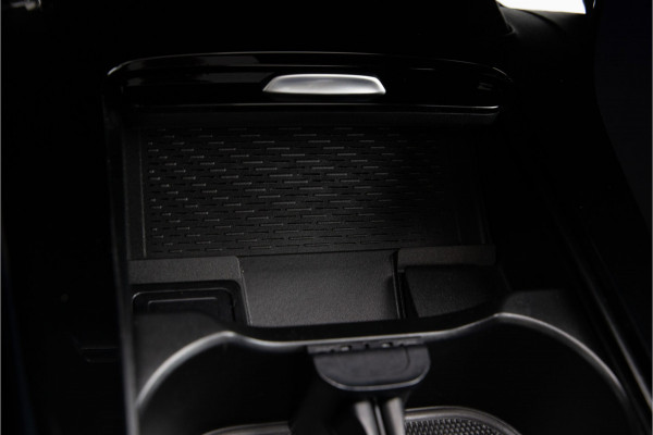 Mercedes-Benz A-Klasse 250 e AMG Nightpakket, Pano, Widescreen, Distronic, Sfeerverlichting 2022