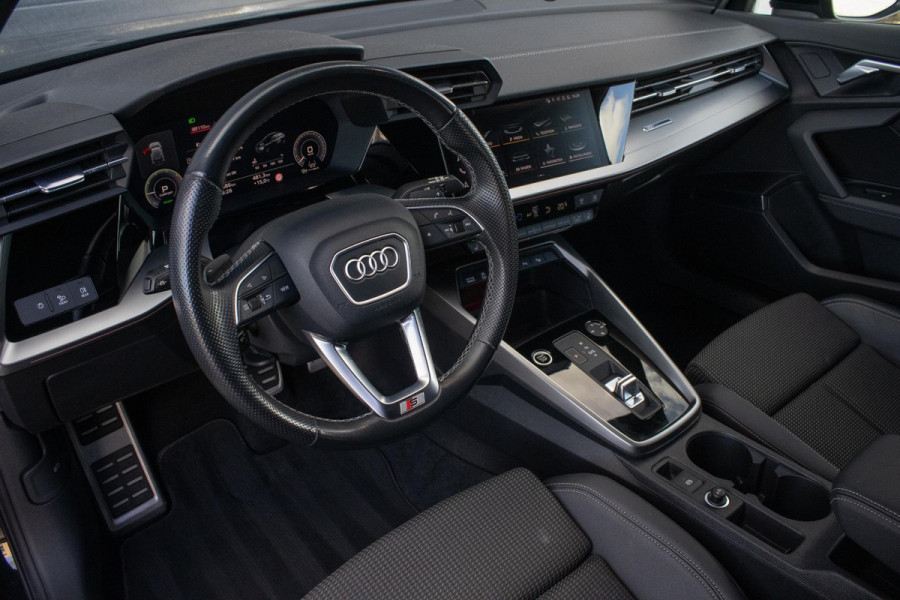 Audi A3 Sportback 45TFSIe S-line Competition PANO MATRIX CAMERA SFEER STOELVERWERWARMING