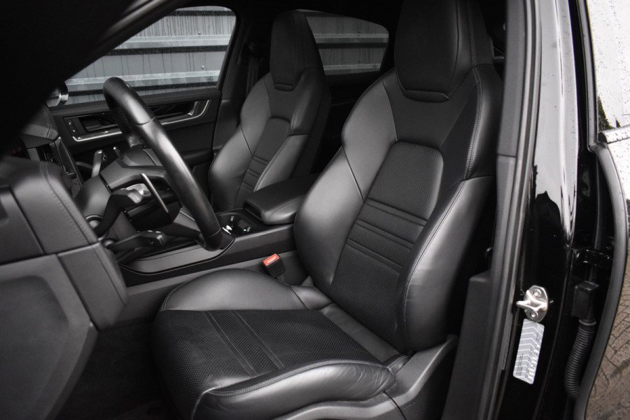 Porsche Cayenne Coupé 3.0 E-Hybrid | Panorama | ACC | 22'' Wielen | Trekhaak | Matrix | Bose | Stuur + stoel + achterbankverwarming