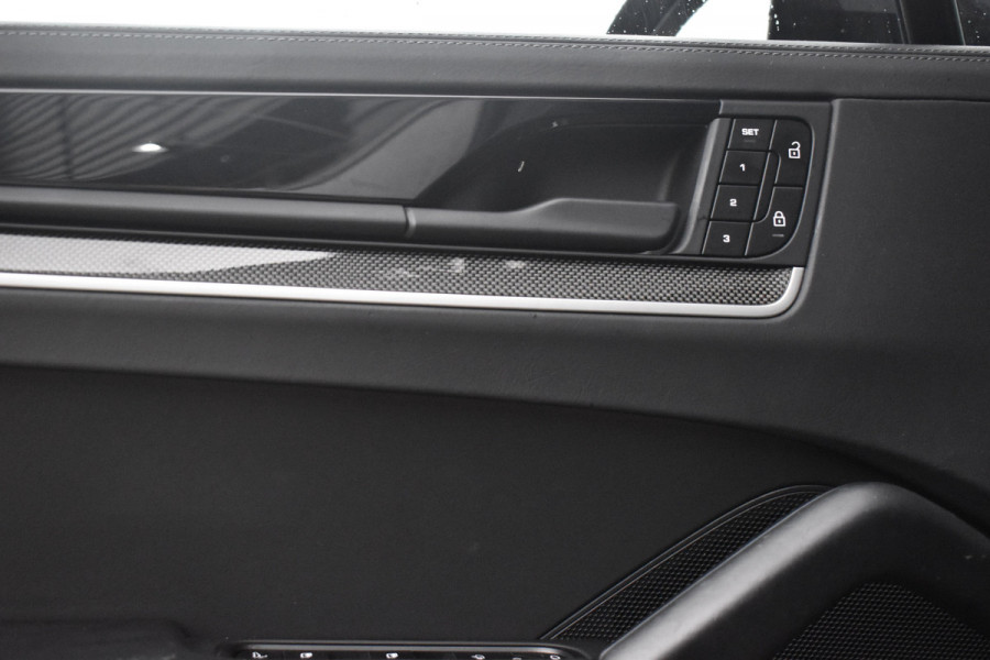 Porsche Cayenne Coupé 3.0 E-Hybrid | Panorama | ACC | 22'' Wielen | Trekhaak | Matrix | Bose | Stuur + stoel + achterbankverwarming