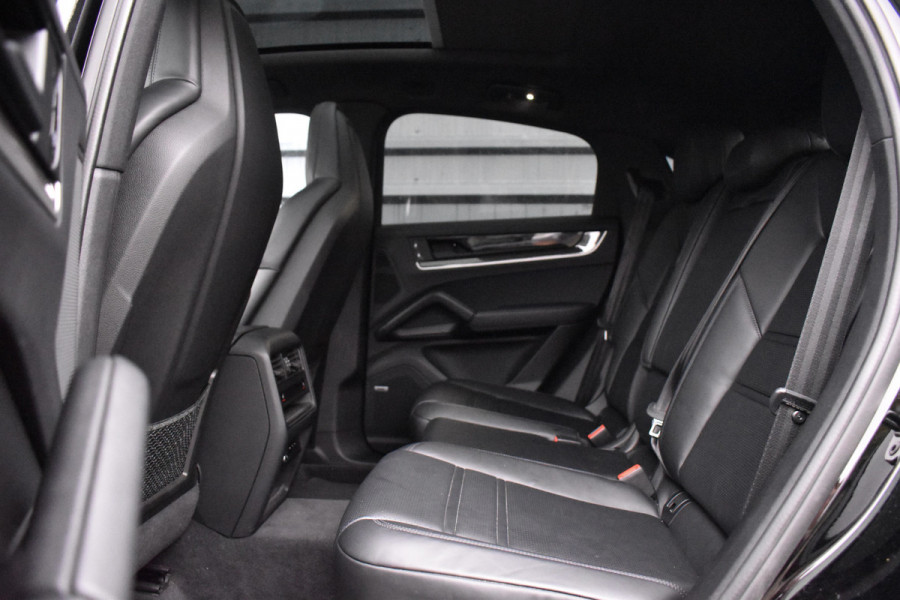 Porsche Cayenne Coupé 3.0 E-Hybrid | Panorama | ACC | 22'' Wielen | Trekhaak | Matrix | Bose | Stuur + stoel + achterbankverwarming