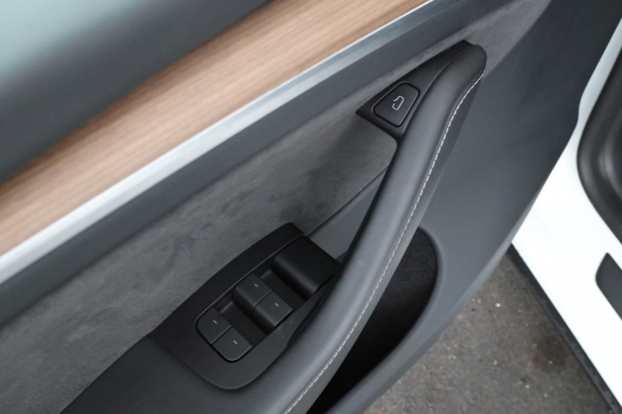 Tesla Model Y Long Range AWD 75 kWh Navigatie, trekhaak! Volleder, Climate
