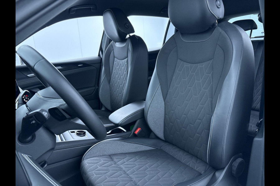 Volkswagen Tiguan 1.5 eTSI Life GOAL 150 pk Automaat (DSG) | Navigatie | Trekhaak (wegklapbaar) | Parkeersensoren (Park assist) | Rondomzicht camera | Stoelverwarming | Keyless | LED koplampen |
