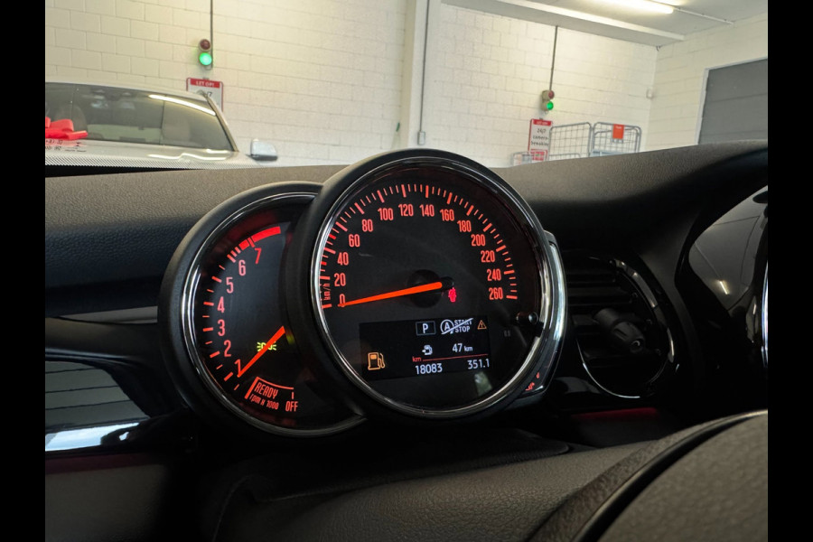 MINI 5-deurs 2.0 Cooper S Classic / LAGE KM-STAND ! / CAMERA / KEYLESS / CARPLAY / CLIMATE / SFEER / STOEL+STUUR VERW. / DAB+ !