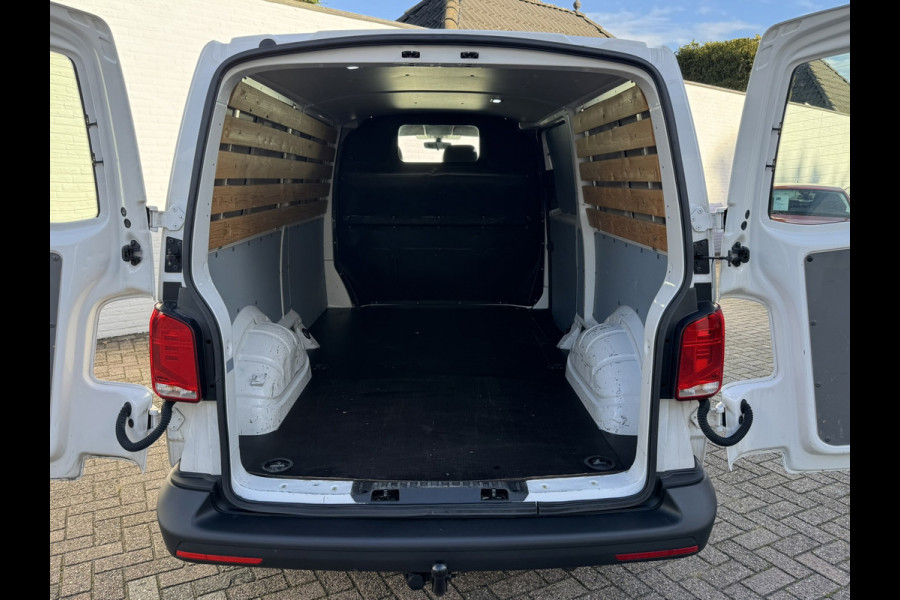 Volkswagen Transporter 2.0 TDI L2H3 28 Comfortline Carplay Cruise Navigatie Airco Trekhaak 3 Zitplaatsen