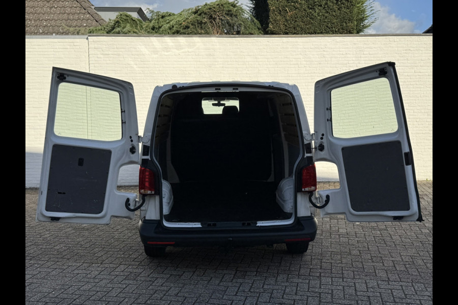 Volkswagen Transporter 2.0 TDI L2H3 28 Comfortline Carplay Cruise Navigatie Airco Trekhaak 3 Zitplaatsen