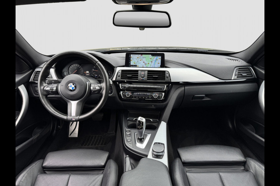 BMW 3 Serie Touring 318i M-Sport | Panorama | 19 inch | LED | Camera | Stoelverwarming | Leer | Elektr. achterklep
