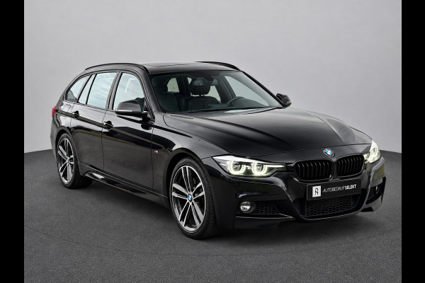 BMW 3 Serie Touring 318i M-Sport | Panorama | 19 inch | LED | Camera | Stoelverwarming | Leer | Elektr. achterklep