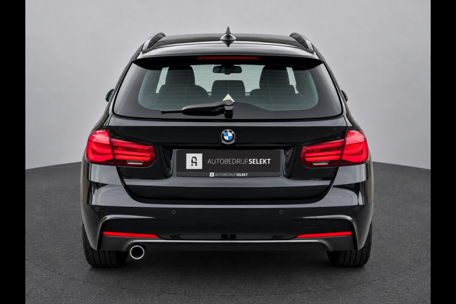 BMW 3 Serie Touring 318i M-Sport | Panorama | 19 inch | LED | Camera | Stoelverwarming | Leer | Elektr. achterklep