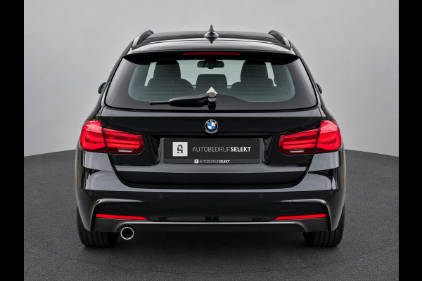 BMW 3 Serie Touring 318i M-Sport | Panorama | 19 inch | LED | Camera | Stoelverwarming | Leer | Elektr. achterklep